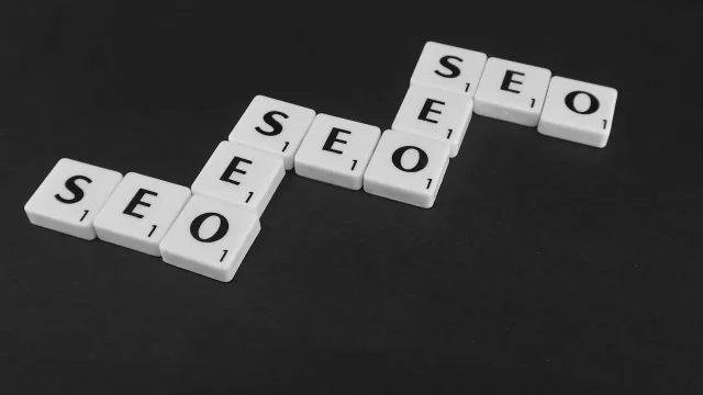 L'acronyme SEO avec le scrabble